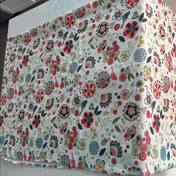 Floral Patterned tablecloth - Picture 2 of 3